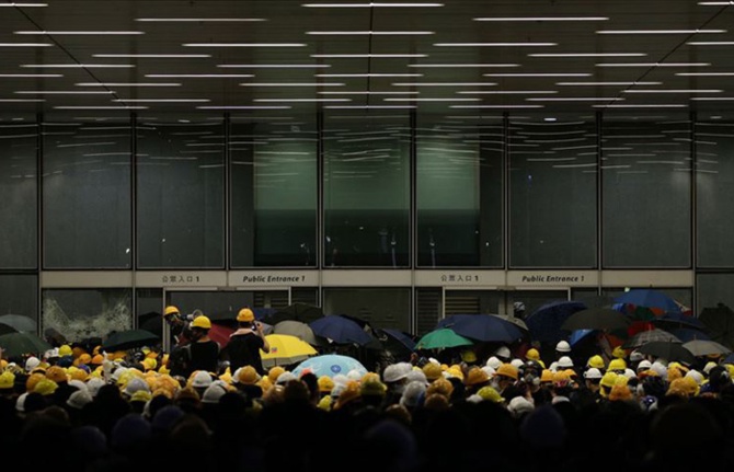 Hong Kong ta protestocular meclisi bastı