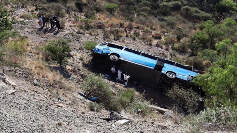 Otobüs uçuruma yuvarlandı: 25 ölü