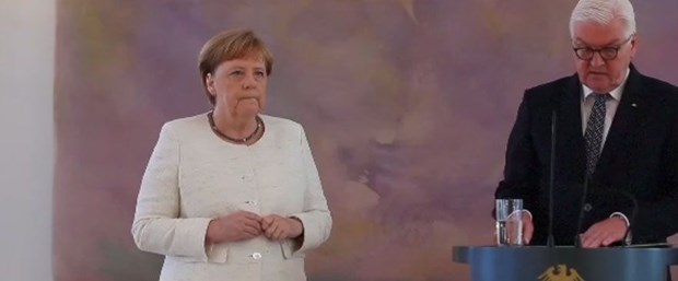 Merkel yine titrerken kameralara yansıdı