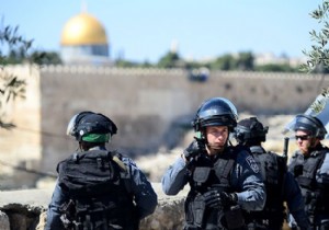 Katil devlet İsrail Mescid-i Aksa da Filistinlilere saldırdı