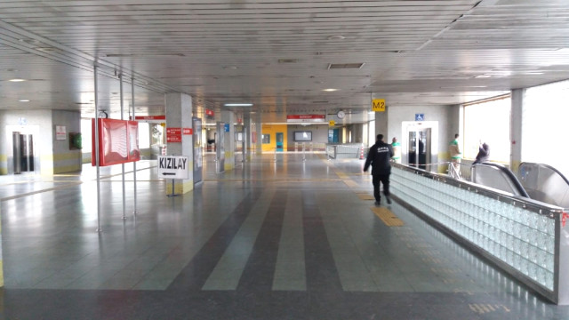 Ankara da metro seferleri durdu