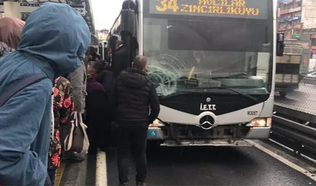 Metrobüs yolcuya çarptı!