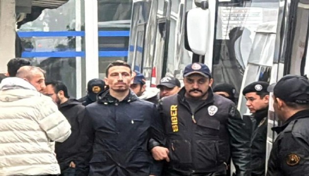 Derbi davas�nda kriz ��kt�: Mert Hakan'�n foto�raf�n� �eken y�neticiye soru�turma ba�lat�ld�