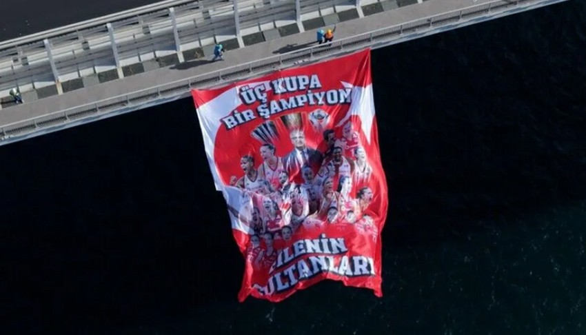 3 Kupa, 1 �ampiyon bayraklar� as�ld�