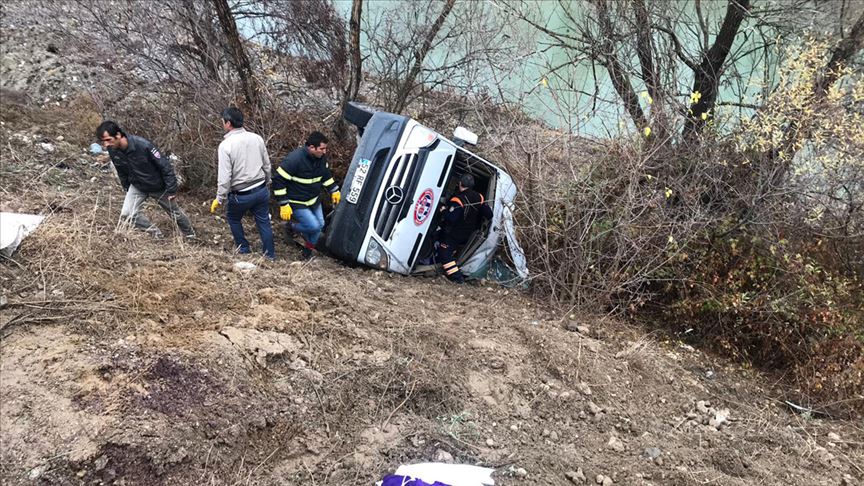 Yozgat ta sporcuları taşıyan minibüs devrildi: 1 ölü 15 yaralı