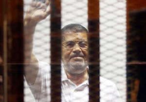Mursi ve 35 kişinin  casusluk  davası ertelendi!