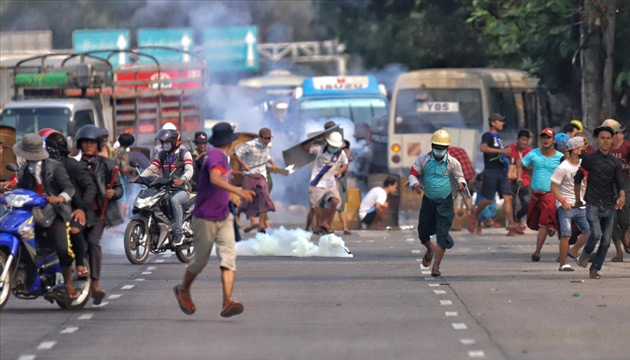 Myanmar da isyancılar polis karakolunu ateşe verdi