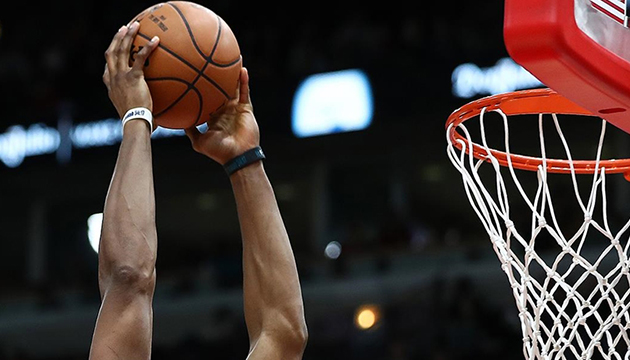 NBA de Suns ve Heat yarı finalde öne geçti