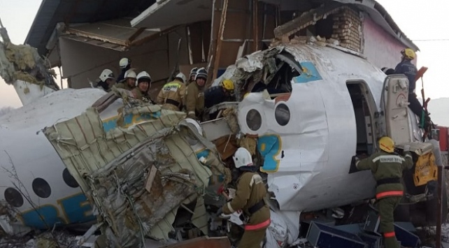 100 kişiyi taşıyan yolcu uçağı düştü