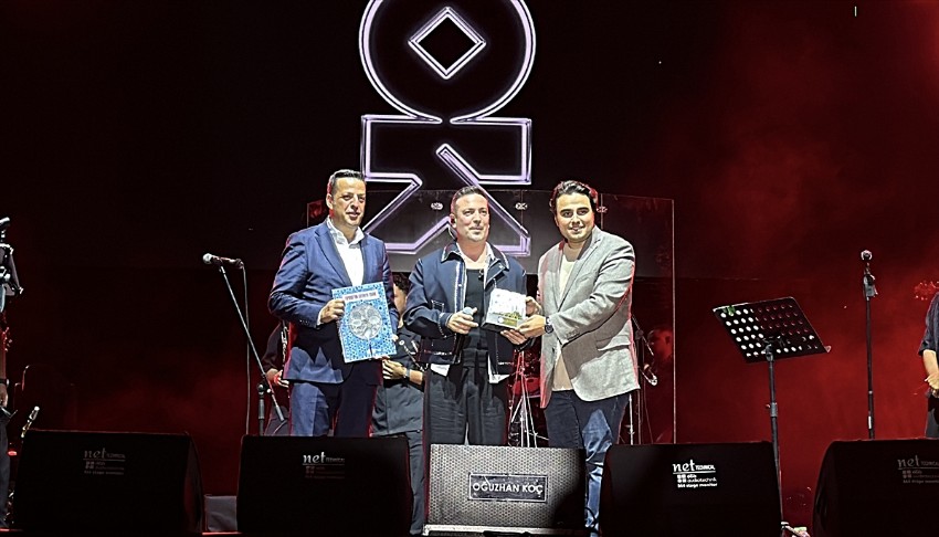 O�uzhan Ko�'a konserde ilgin� hediye!