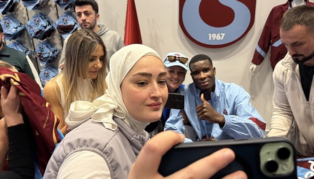 Onuachu taraftarlarla bulu�tu