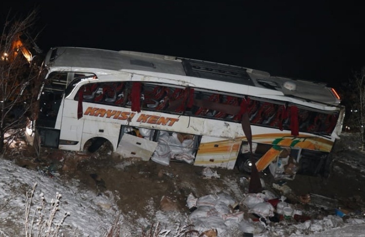 Yolcu otobüsü şarampole yuvarlandı: 4 ölü, 24 yaralı