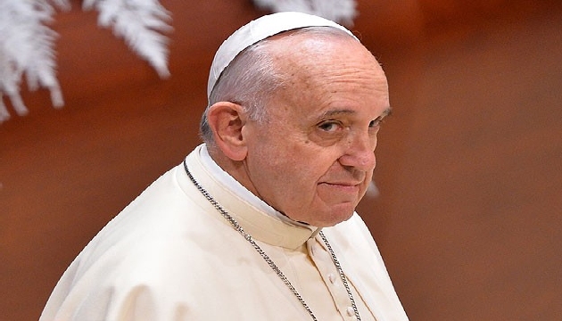 Papa, İspanyol transseksüeli ağırladı!