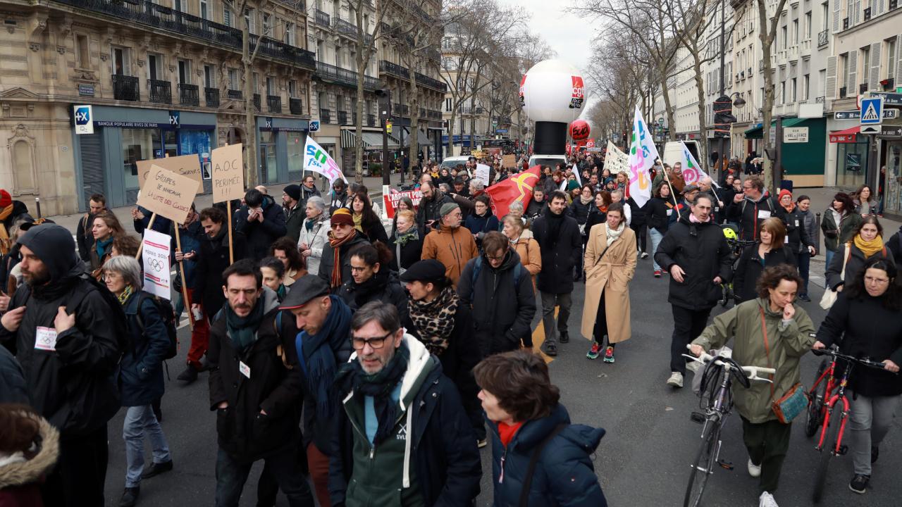 Paris te öğretmenler maaş artışı talebiyle eylem yaptı