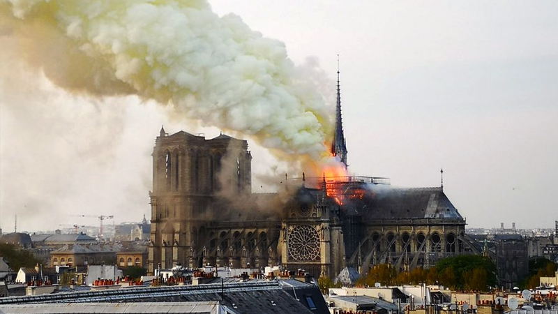 Notre Dame Katedrali nde yangın