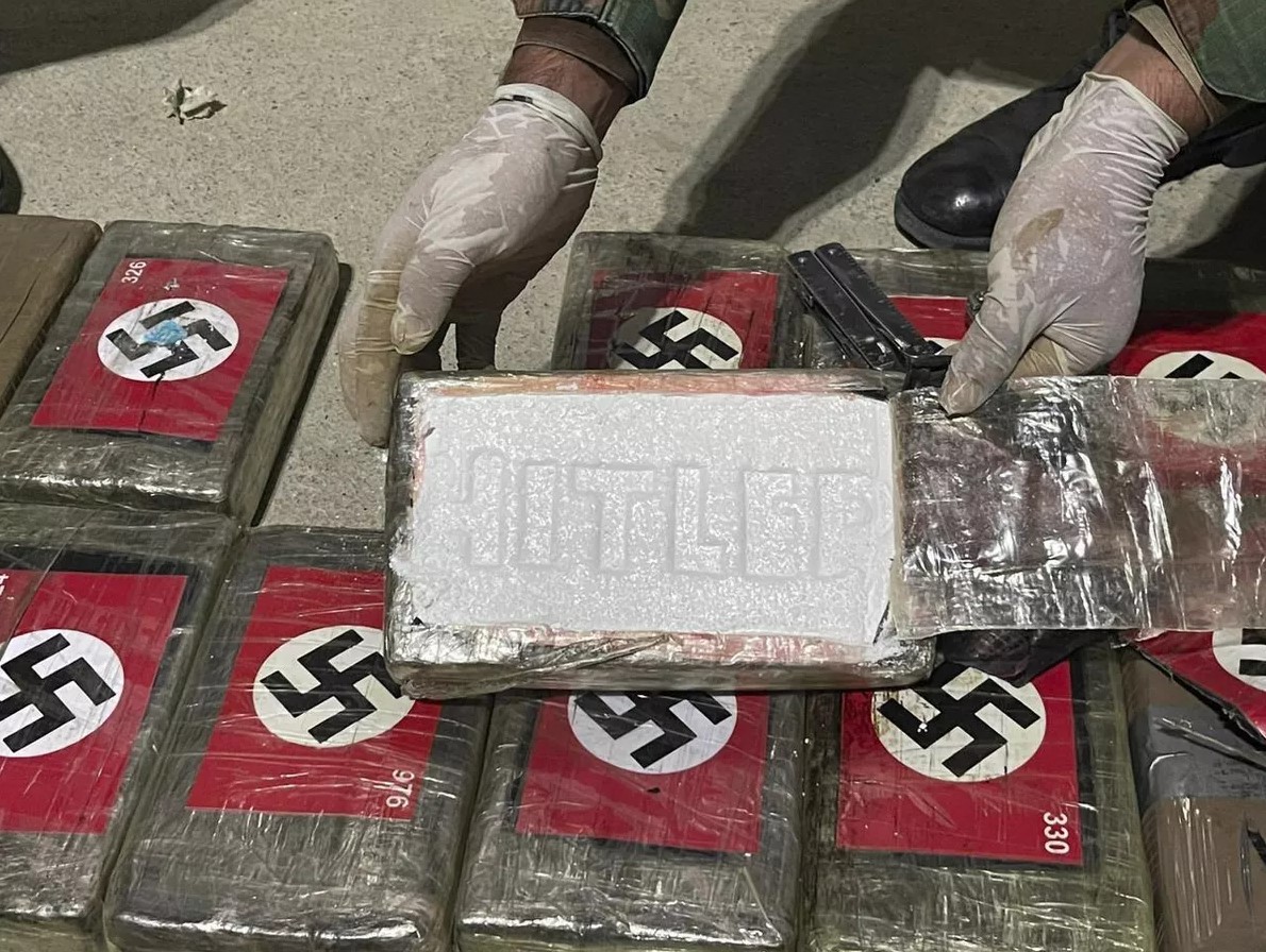 Peru da üzerinde Nazi bayrağı ve Hitler in adı bulunan 58 kiloluk kokain ele geçirildi