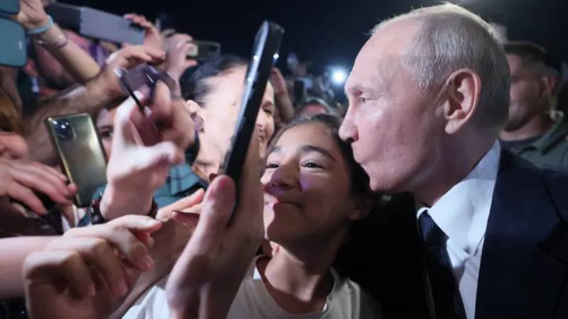 Putin den alışılmadık bayram kutlaması: Halkın arasına karıştı