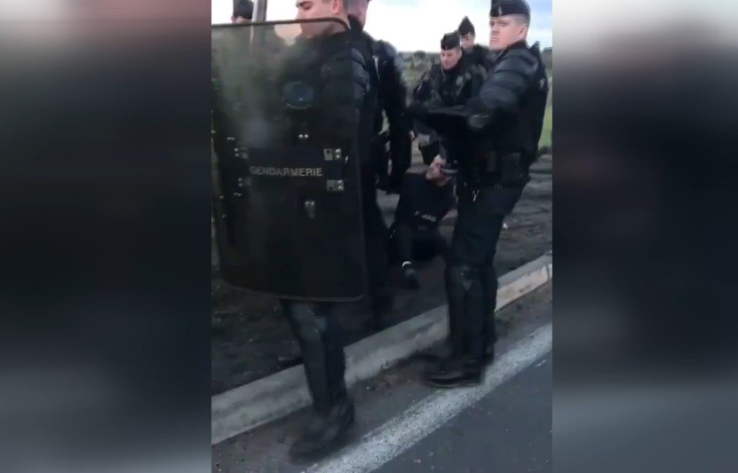 Polisler insanlığa Fransız kaldı