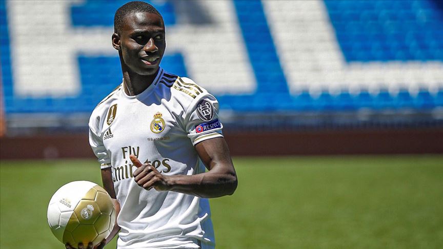 Real Madrid yeni transferini tanıttı