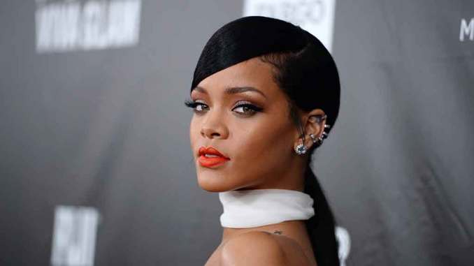 Rihanna, yeni tarzıyla dikkat çekti