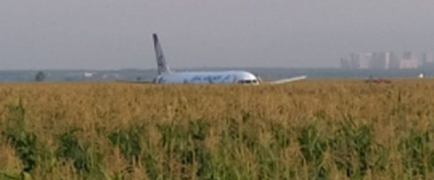 Rusya da kuş sürüsüne çarpan yolcu uçağı tarlaya indi: 23 yaralı