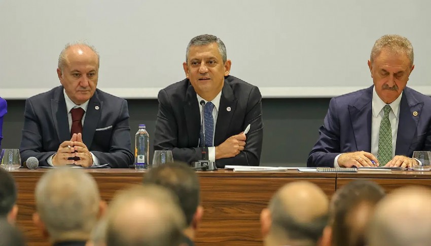 �zg�r �zel i� insanlar�yla bir araya geldi
