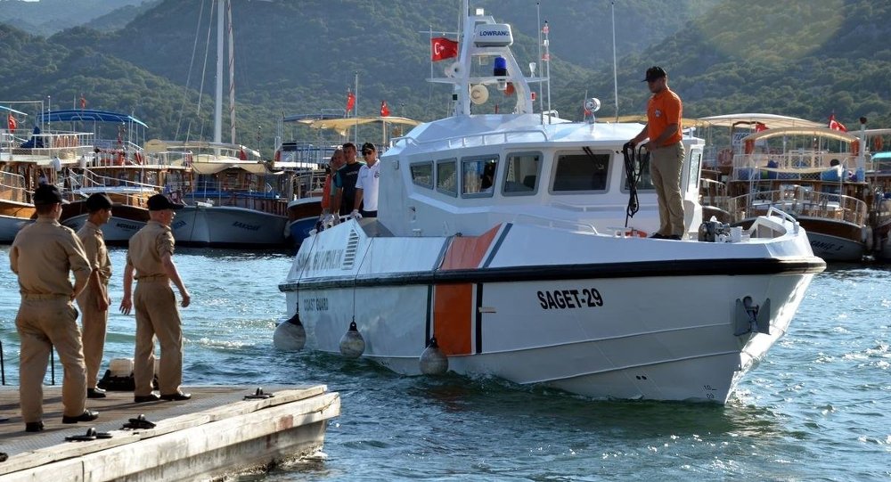 İzmir de sahil güvenlik botu tekneyle çarpıştı