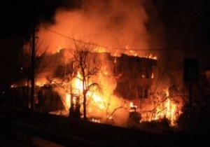 Sakarya Serdivan da iki katlı ev alev alev yandı!