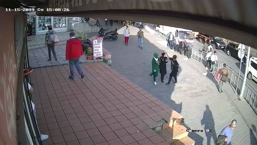 Karaköy de başörtülü kıza çirkin saldırı