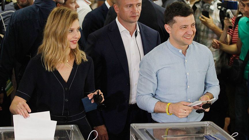 Ukrayna daki erken genel seçimde Zelenskiy in partisi birinci
