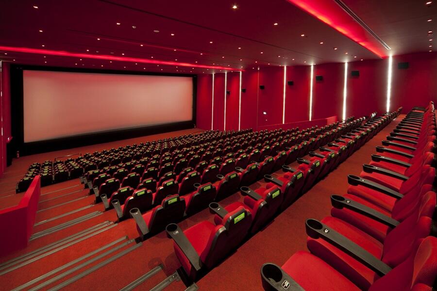 Sinemalar açıldı ama salonlarda film yok!