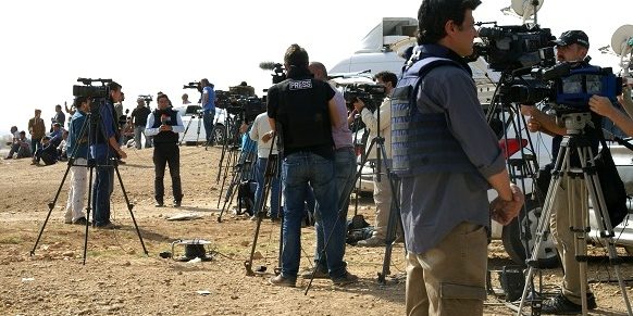 Sınırdaki gazetecilere kıyafet uyarısı