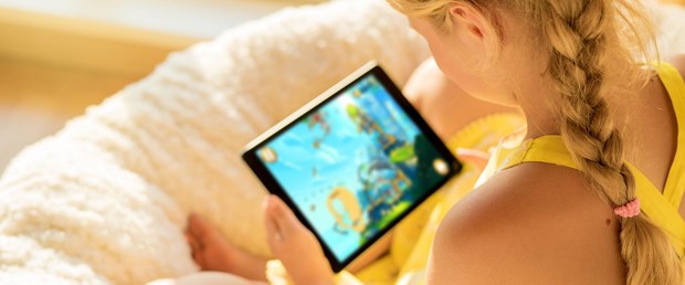 Çocuklar tatilde günde yarım saat tablet kullanmalı