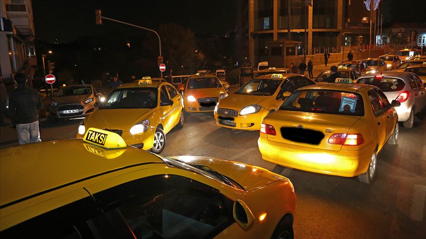 İstanbul da turistleri dolandırdığı iddia edilen taksicilere operasyon