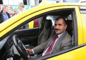100 bin lirayı iade eden taksici Başar a ödül!