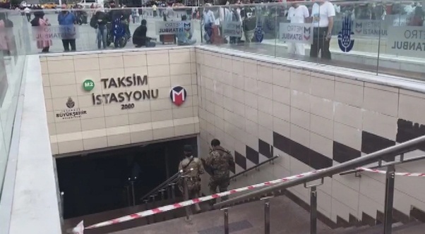 Taksim metro istasyonunda yolcu raylara düştü
