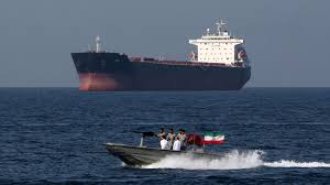 İran Devrim Muhafızları bir tankeri alıkoydu
