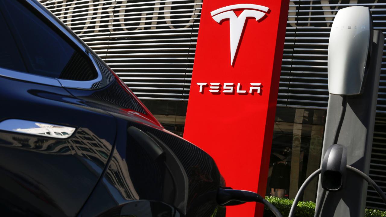 Tesla 2,2 milyon aracını geri çağırdı