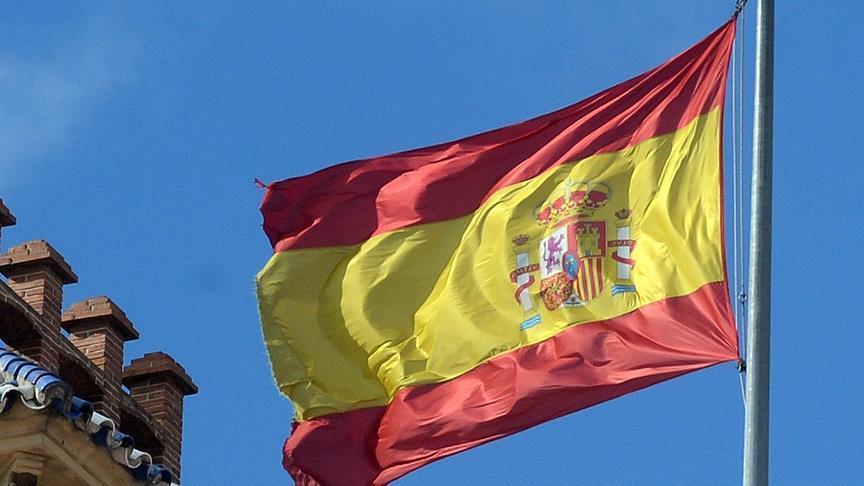 Katalan hükümetini feshetti