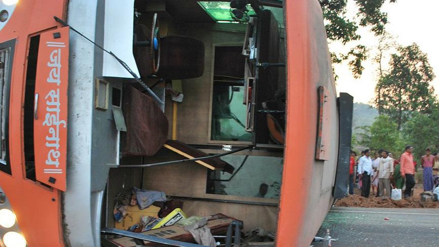 Hindistan da otobüs kazası: 25 ölü
