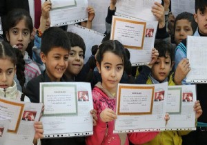Suriyeli öğrencilerin karne sevinci!