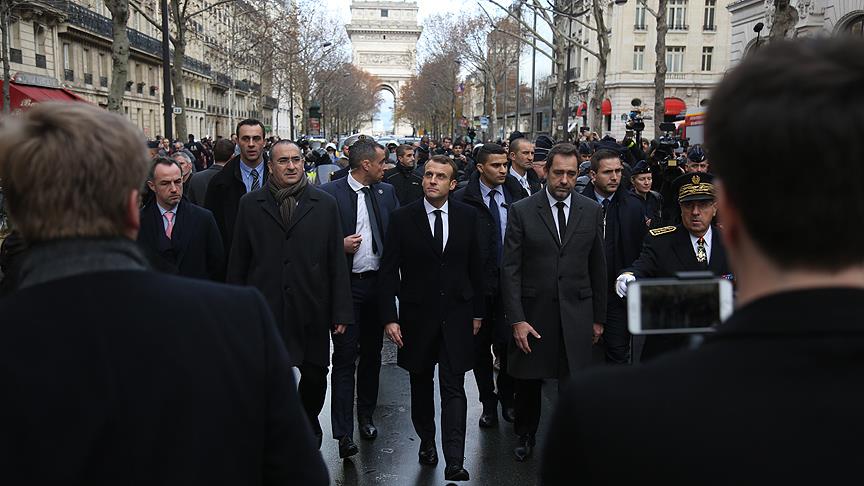 Macron Paris teki protesto alanını ziyaret etti