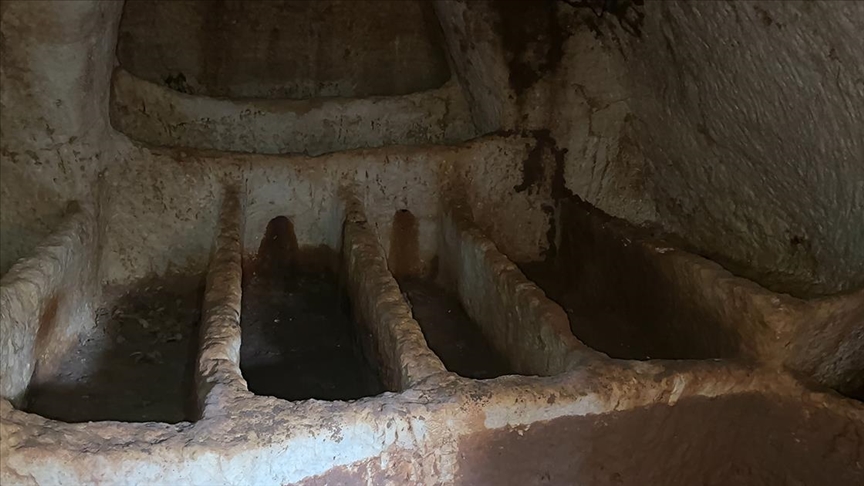 1800 yıllık oda mezarlar bulundu