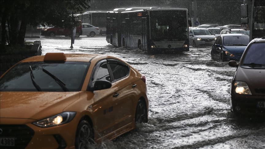 Başkentte kuvvetli yağış hayatı olumsuz etkiledi