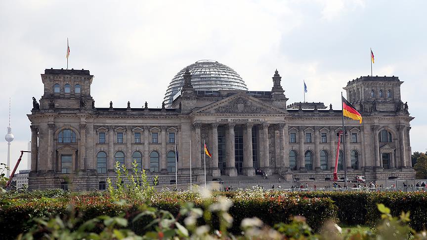 Almanya da aşırı sağcı AfD partisi genel burka yasağı istedi