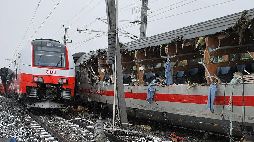 Avusturya da iki yolcu treni çarpıştı