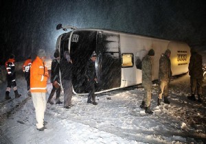 Erzincan’da yolcu otobüsü devrildi!