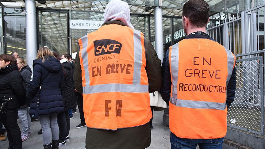 Fransa da grevciler kısa süreliğine garları işgal etti
