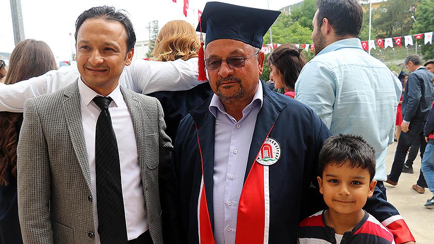 Üniversite diplomasını 61 yaşında oğlunun elinden aldı