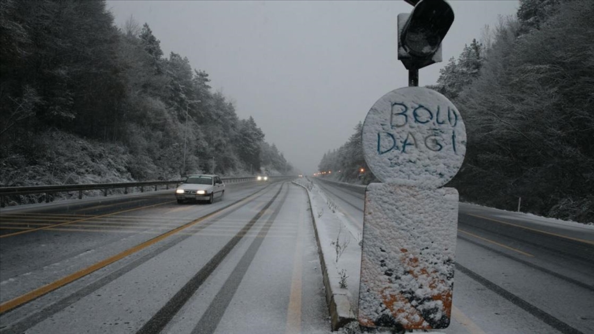 Bolu Dağı nda kar yağışı başladı: Kar kalınlığı 5 santimetre